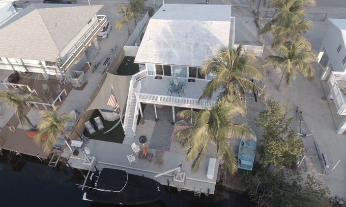 Winston Waterways House | Enjoy the warm sunny Florida Keys with all the extras included @ Arrhouse!