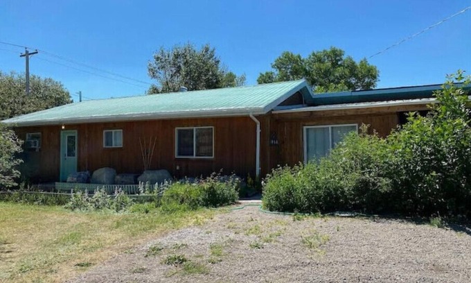 Division No. 3 House | Enjoy your stay at The Rock Housen