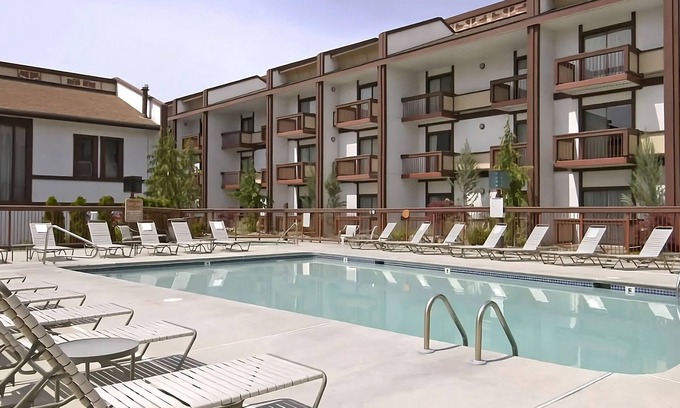 Wenatchee Hotel | Enjoyable Stay! With Outdoor Pool and Free Parking, Pets are Welcome!