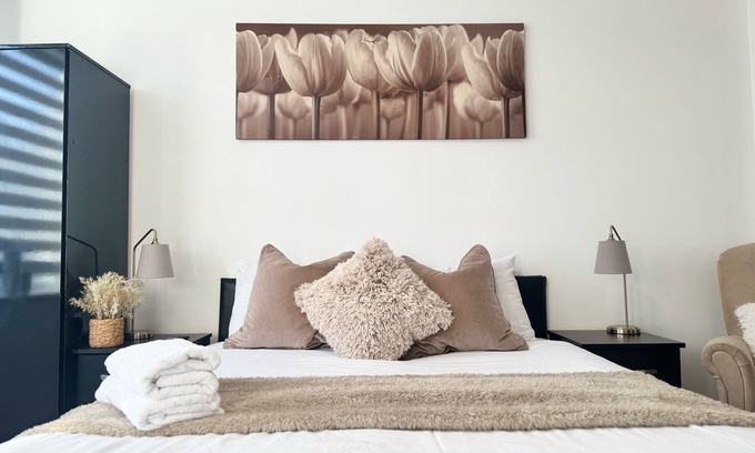 Lower Edmonton Bed & Breakfast | Ensuite Deluxe Room with Shower