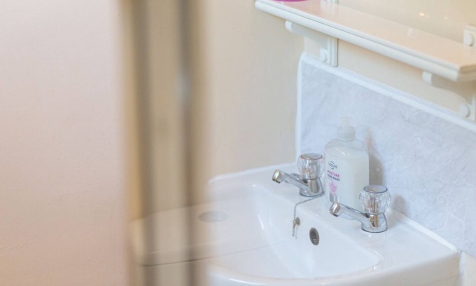 Gloucester House | Ensuite king with private bathroom