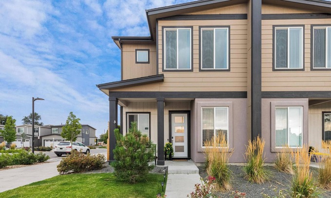Dupont House | Entertainment Oasis 4BR w/Home Theater & Game Room