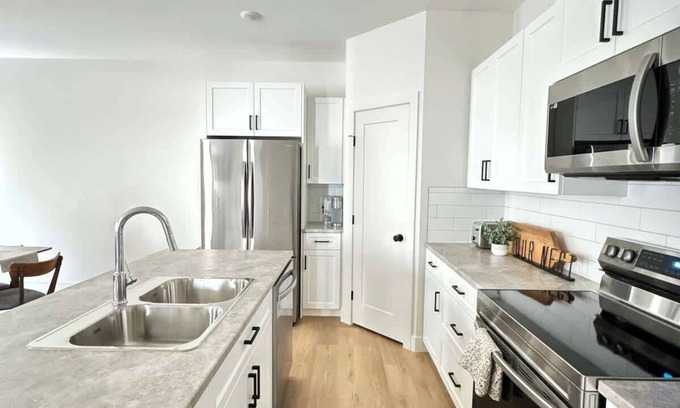 Clairmont House | Entire Home-Self Check-In & WIFI