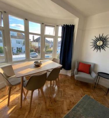 Worthing Apartment | Entire 2 bed property, 1 road back from the sea