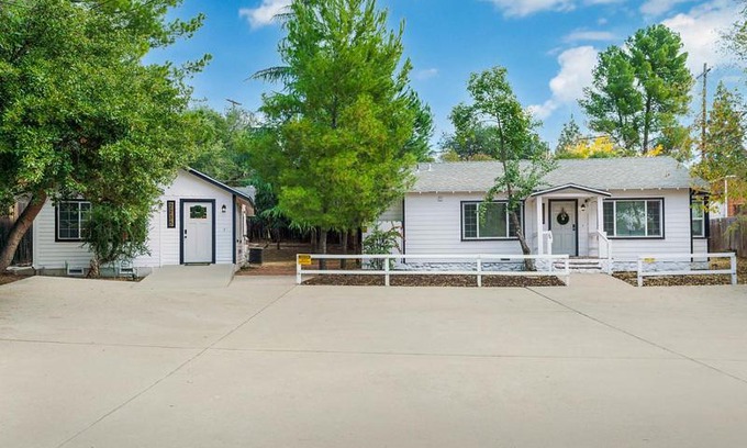 Alpine House | Entire 2 bedroom Pet Friendly Guest Cottage