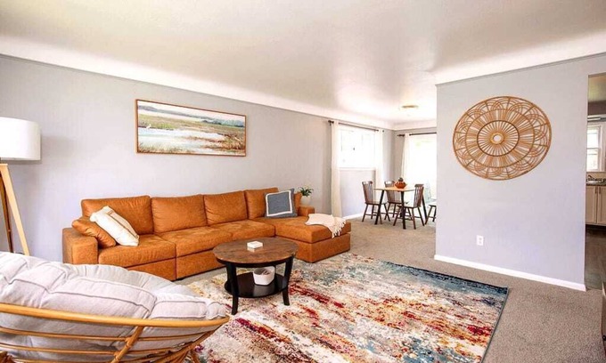 Maple Heights House | Entire 3 bed home in Maple Heights w ac