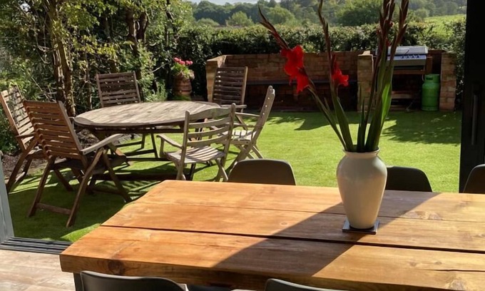 Little Bollington House | Entire 3 bedroom newly converted coach house and garden, awesome views, pub.