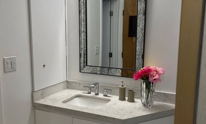 The Flats Cottage | Entire Beverly Hills Guest House