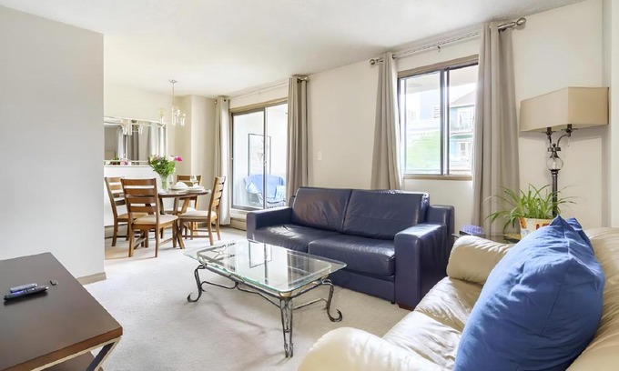 Beltline Apartment | Entire Condo Downtown, walk to BMO & Stampede, Parking, 1,5 hrs to Banff