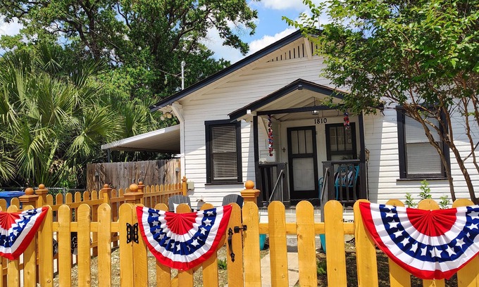 Government Hill House | Entire Cozy Cottage, Family Friendly, Perfect Location- Fort Sam,BAMC, Riverwalk