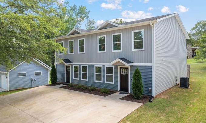 Taylors House | Entire Duplex 6 King Beds Private Patios Great for Groups Near GVL