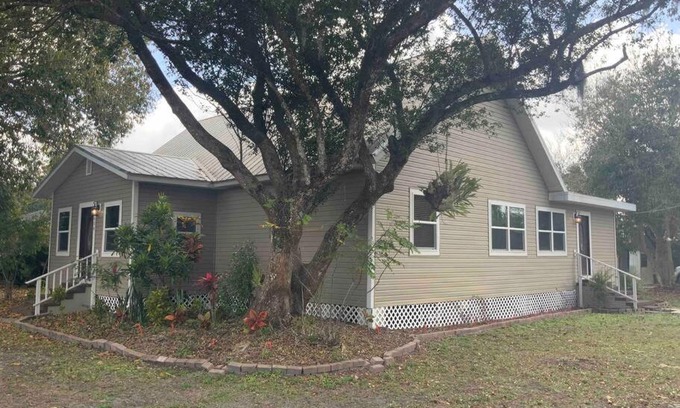 Arcadia Historic District House | Entire home in Arcadia Historical District