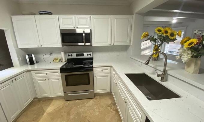 Biscayne Park Hotel | Entire Home in Biscayne Park