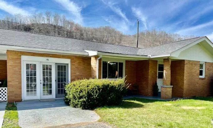 Isom House | Entire Home near Whitesburg