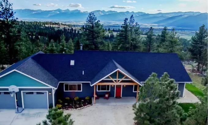 Stevensville House | Entire Home with 180 degree Mountain Views of the Bitterroot