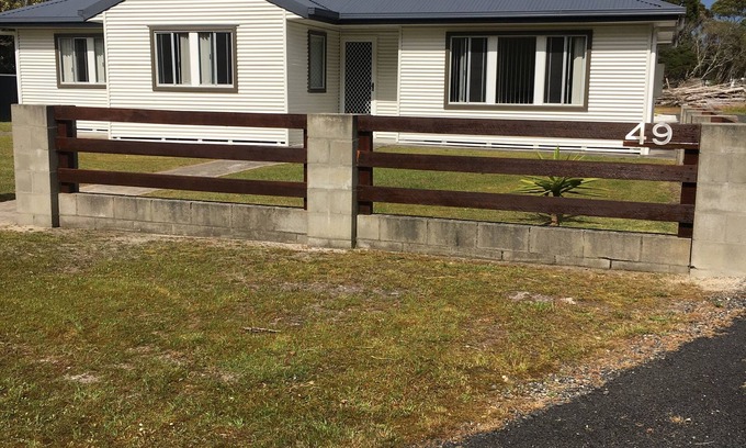 Strahan House | Entire House 3 bedrooms, 5 minute walk to town centre and 1 minute to beach