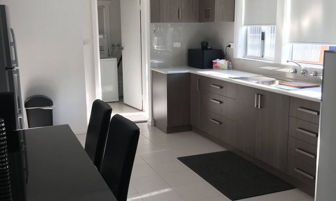 Strahan House | Entire House 3 bedrooms, 5 minute walk to town centre and 1 minute to beach
