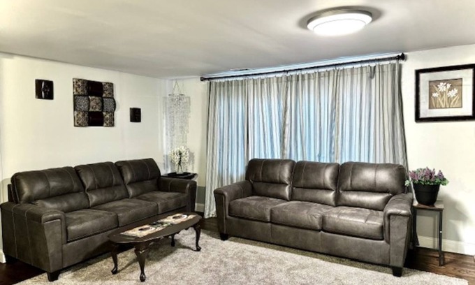 Ferndale House | Entire house minutes away from BWI airport, close to Annapolis, Baltimore, DC