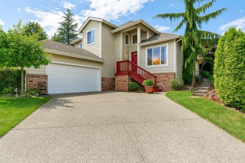 Martha Lake House | Entire house with Four Bedrooms, Hot Tub, BBQ, Private Backyard, FREE WiFi and Parking, near Seattle, EV