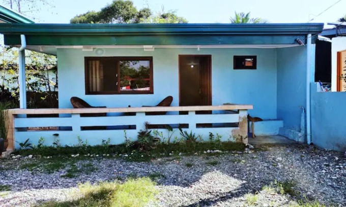 Urdaneta City House | Entire House with karaoke machine, wifi, netflix.