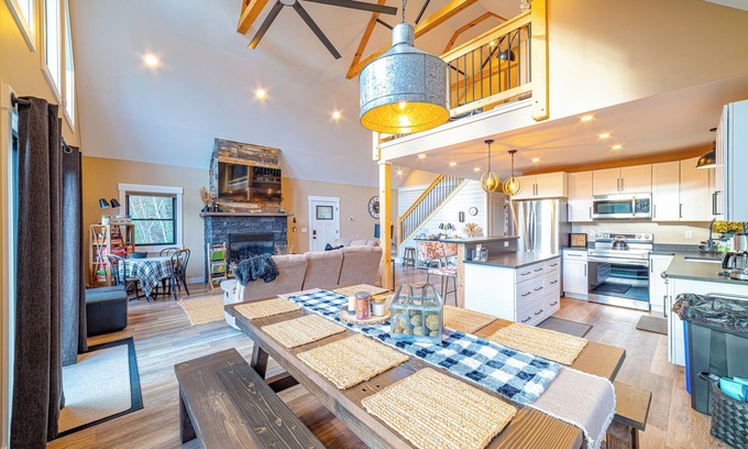 Bethel Ski Chalet | Entire private modern 3-bedroom chalet, Hot Tub, Wifi, 15 mins from Sunday River