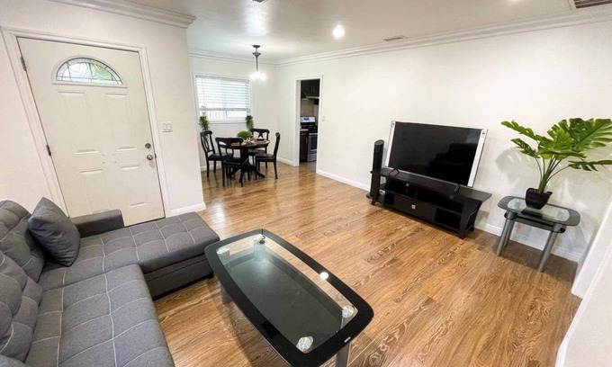 El Monte House | Entire Remodeled House 2B1B in LA w/self check-in
