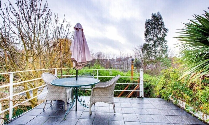 Westcliff-on-Sea Apartment | Entire Studio with private parking and balcony