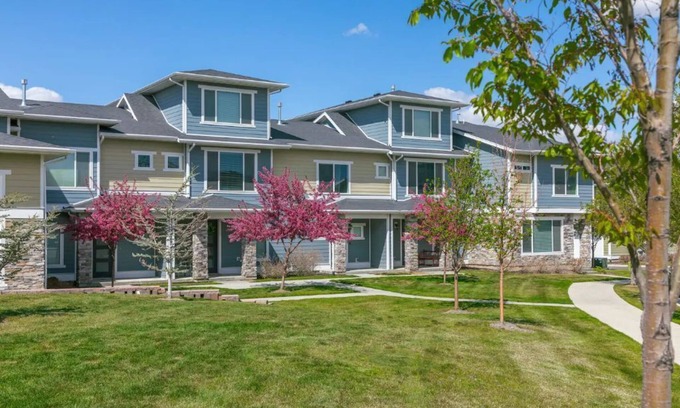 South Jordan House | Entire Townhome “Legends Retreat” Clean + Modern