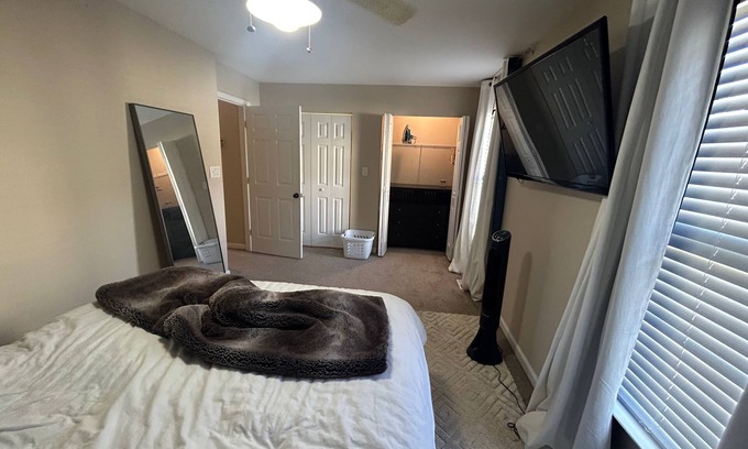 Glen Burnie House | Entire Townhouse Near BWI , Orioles, and Ravens. Find Your Home Away From Home!
