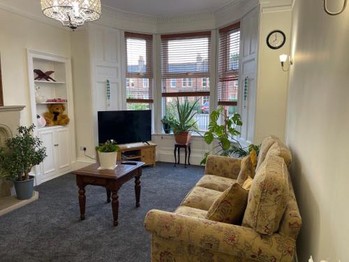 Bonnybridge Apartment | Entire Victorian house Edinburgh 2BR - 4 guests