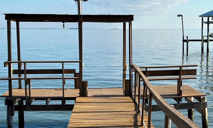 San Leon House | Entire Waterfront Home with 110Ft lighted private Fishing Pier on Galveston Bay!
