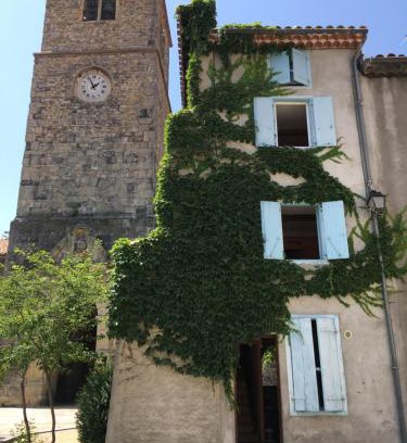 Quillan House | Entre l'église et la place