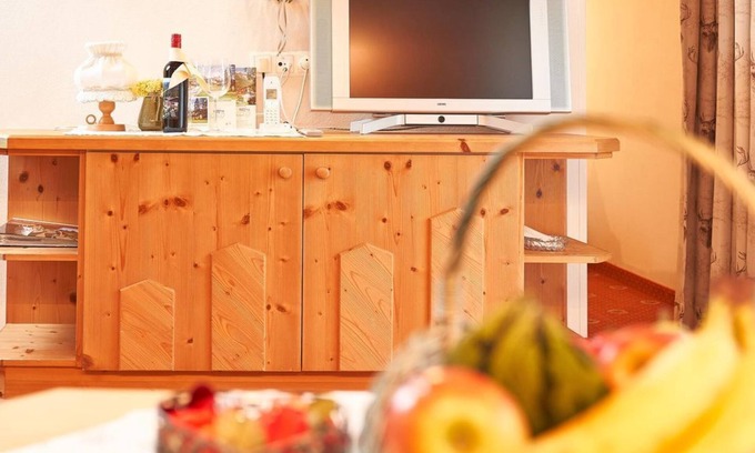 Leutasch Apartment | Enzian/Brunelle, bed-sitting room/shower, toilet - Ferienhaus Kirchplatzl