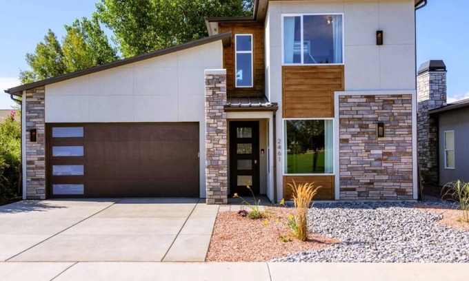 Grand Junction House | Epic Mountain Views | Fire Pit, Grill, Hot Tub & More