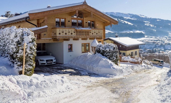 Kitzbuehel Ski Chalet | Equipment Chalet Weinberg Top 2 - "Gaisbergblic