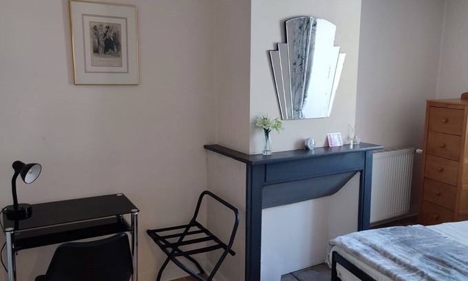 Chalus Apartment | Equipped cosy 1 bedroom apartment in the heart of Chalus a historic market town.