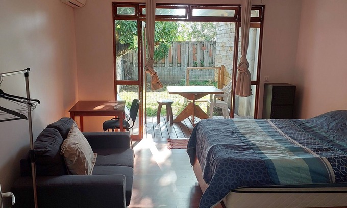Punaauia House | Equipped studio with pet-friendly garden area close to foodtruck for dinner.