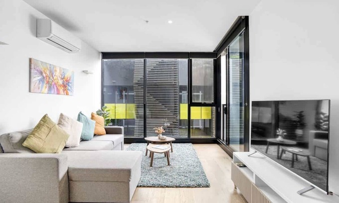 North Melbourne Apartment | ErgoModern NorthMelbourne Apt w balcony, pool, gym