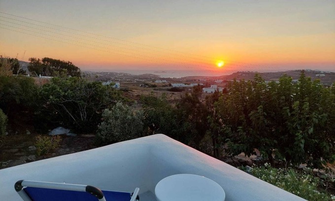 Parikia House | Eric's Retreat, Cosy, Spacious 60m2, sunset view.n