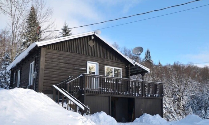 Val-des-Lacs Ski Chalet | Escape to a Quiet Oasis, Spa, Fireplace, Nature