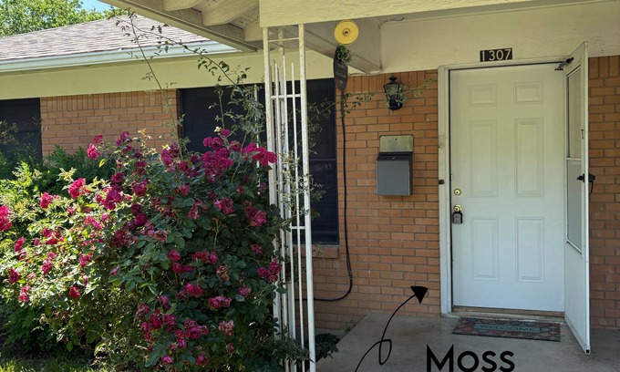 McKinney House | Escape to Moss Meadows: Your Serene Trip Awaits - Pet Friendly -
