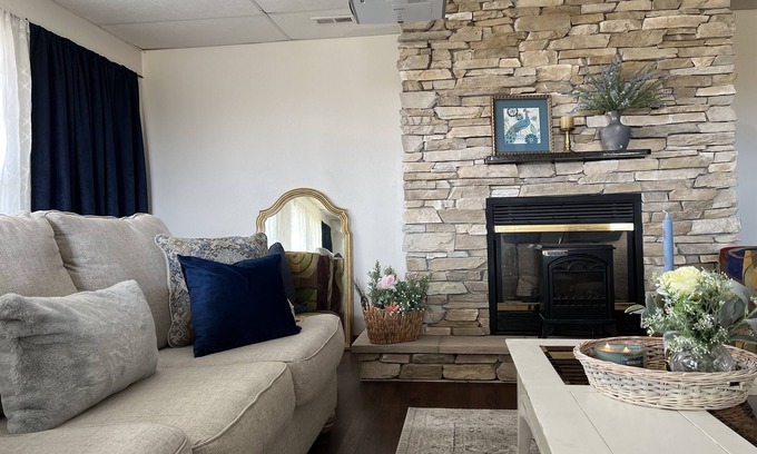 Burbank House | Escape to Serenity: Charming home King+Queen near Ponca Park