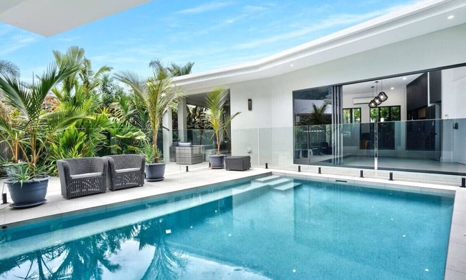 Palm Cove House | Escape to spacious Villa Lika - Stay at Palm Cove - Heated Pool - Ocean breezes