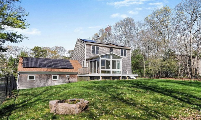 Sandwich House | Escape to Your Dream Retreat: Experience Lakeside Living Just 2 Minutes Away!