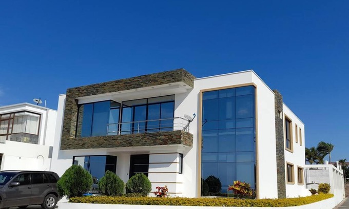 Manta House | Espectacular casa grande vacacional en Manta!
