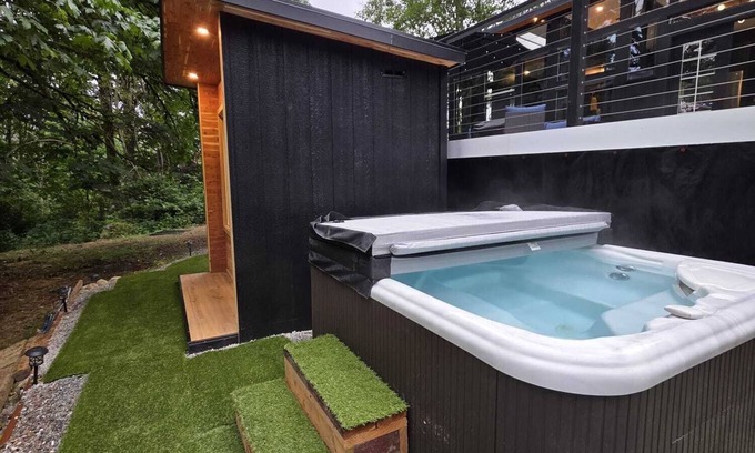 Marysville Cabin | Estela's Home with Sauna+Cold Plunge+Hot Tub