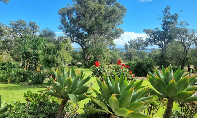 Leschenault House | Estuary water views 4bedroom 2 Bathroom home with pool Australind/Bunbury WA