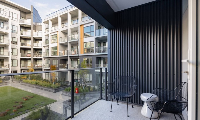 Richmond City Centre Apartment | Eve Richmond l 1 Bedroom + Den