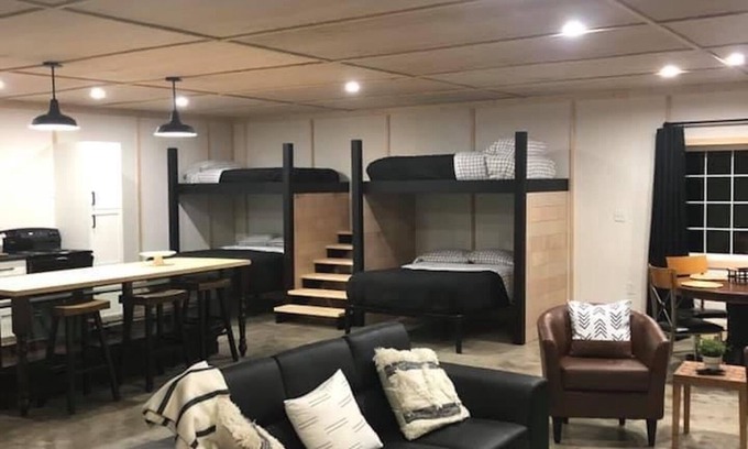 Ina Apartment | Evergreen Lodge newly remodeled studio apartment located close to Rend Lake
