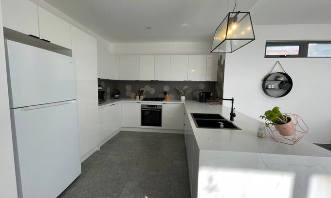 East Geelong House | Evies East Retreat with Spa